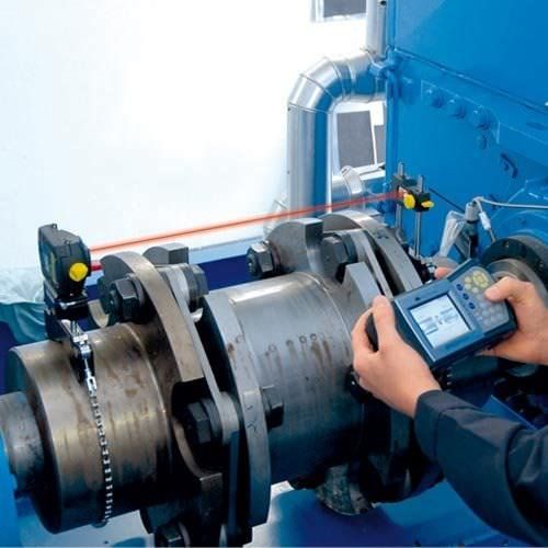 Técnico operando o medidor de alinhamento a laser em um acoplamento
