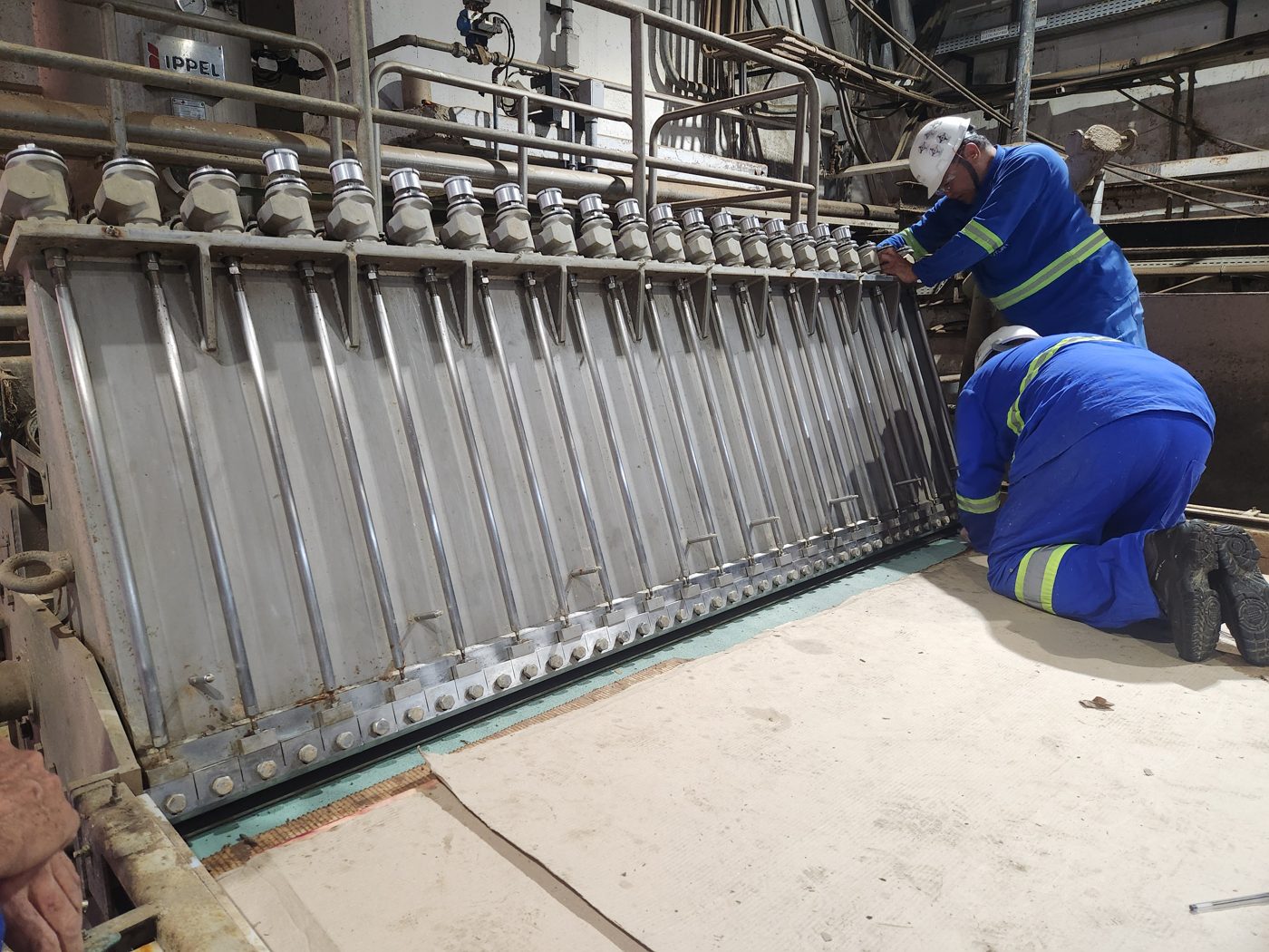 Equipe Futura em manutenção de caixa de entrada de máquina de papel