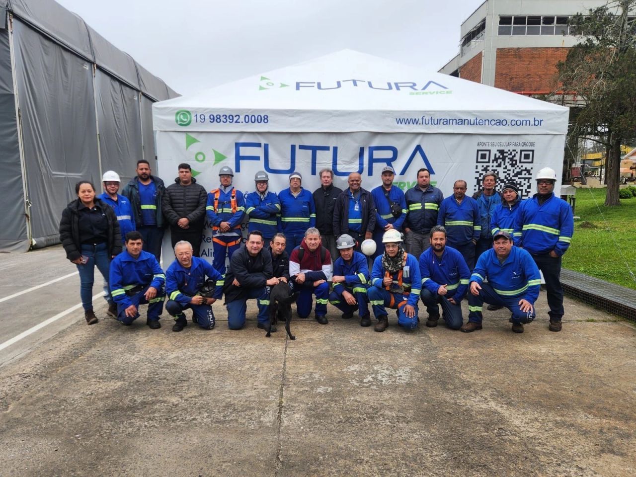 Equipe Futura em frente à tenda da empresa em uma planta industrial