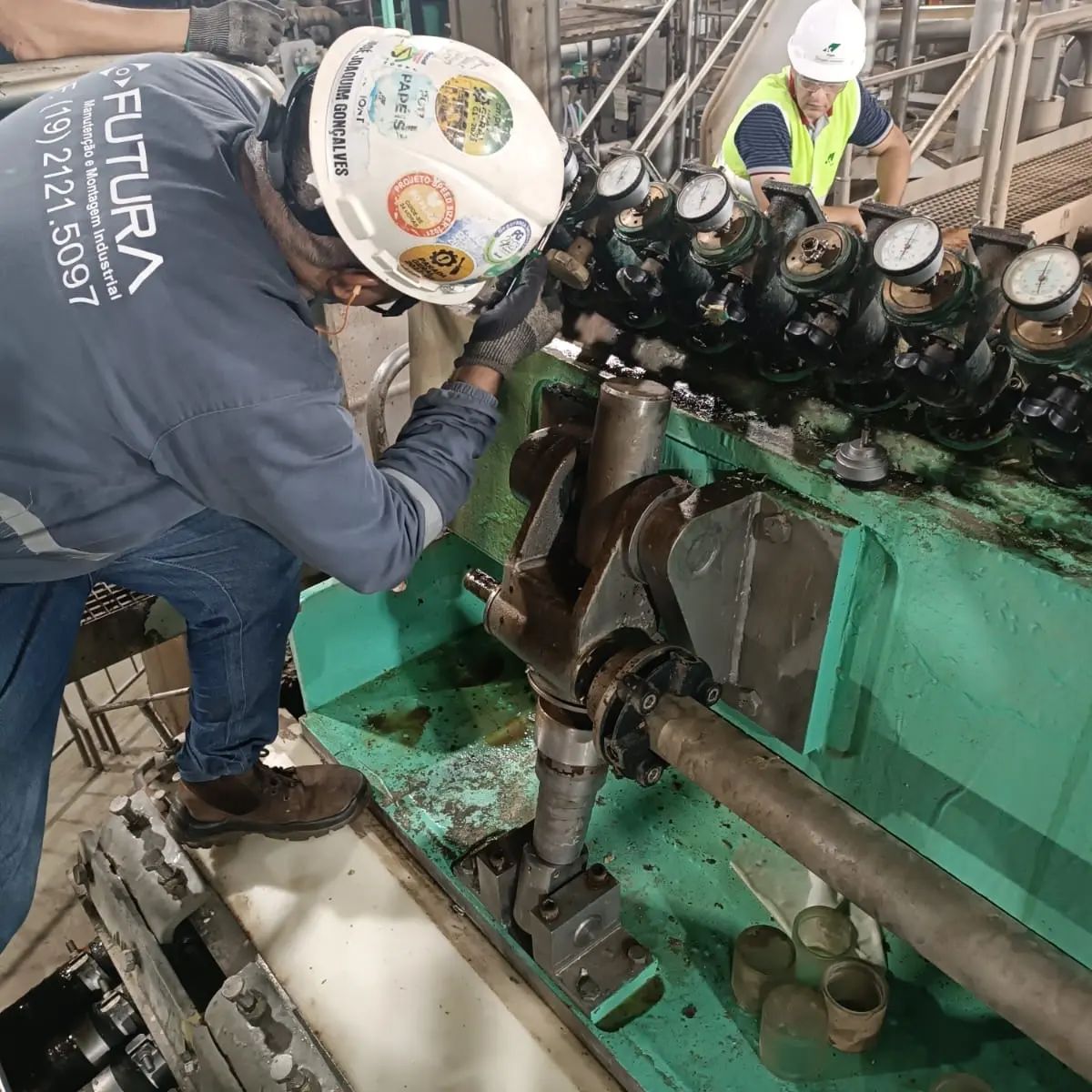 Mecânico da Futura trabalhando em um conjunto mecânico com manômetros ao fundo