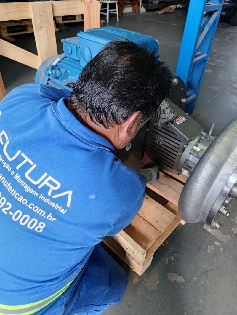Mecânico da Futura montando motor em base de madeira